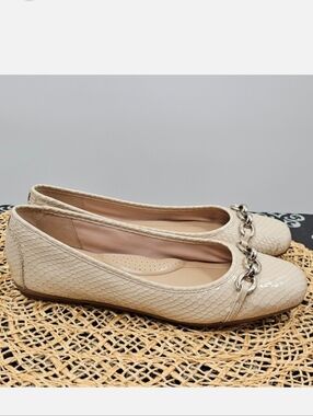 Easy Spirit Cream Flats Size 9